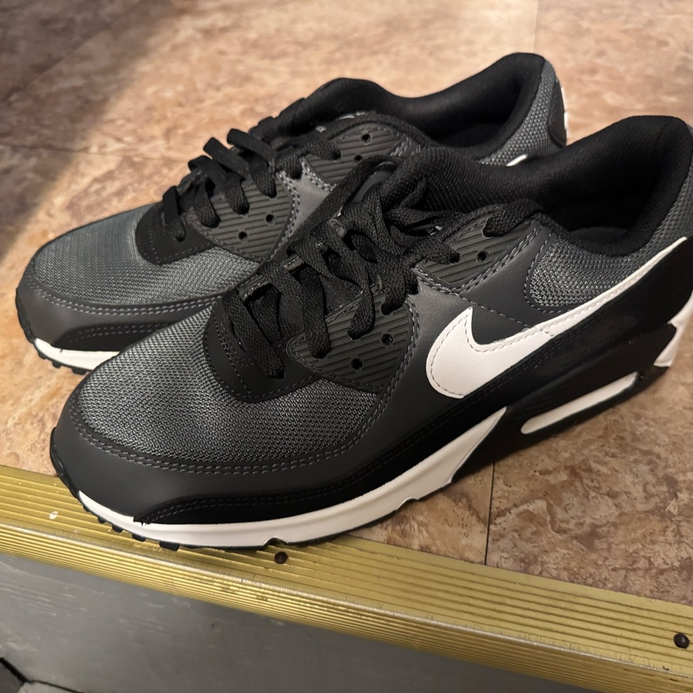 Nike Men's Black and White Sneakers